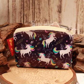 Kleiner blauer Geldbeutel aus Kunstleder mit grafischem Einhorn-Motiv und umlaufendem Reißverschluss.