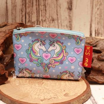 Kleiner blauer Geldbeutel aus Kunstleder mit grafischem Einhorn-Motiv und Reißverschluss.