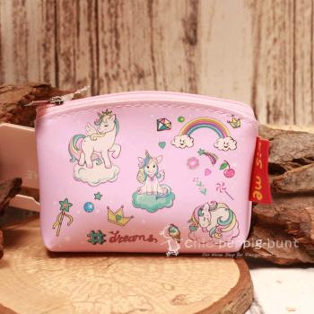 Kleiner blauer Geldbeutel aus Kunstleder mit grafischem Einhorn-Motiv und Reißverschluss.