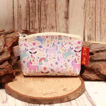 Detailaufnahme der hochwertigen Kunstleder-Oberfläche des Einhorn-Portemonnaies.