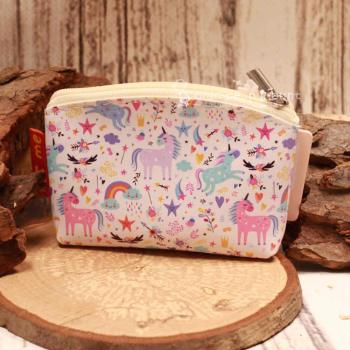 Kleiner blauer Geldbeutel aus Kunstleder mit grafischem Einhorn-Motiv und Reißverschluss.