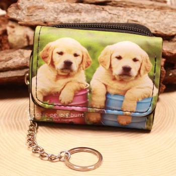 Kleiner Kindergeldbeutel mit zwei Golden Retriever Welpen Motiven, Schlüsselkette und blauem Kunstleder.