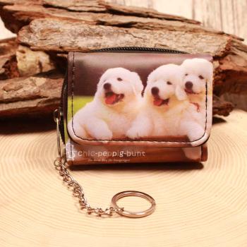 Weißer kleiner Geldbeutel mit Fotodruck von zwei Golden Retriever Welpen in Eimern, inklusive Gliederkette und Schlüsselring.