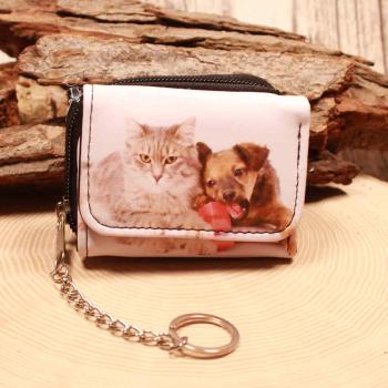 Bunter Kindergeldbeutel mit Fotodruck von Katze und Hund, Metall-Gliederkette und silbernem Schlüsselring.