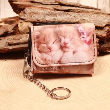 Kleiner bunter Kindergeldbeutel mit Fotodruck zwei spielender Katzen-Babys, Gliederkette und Schlüsselring.