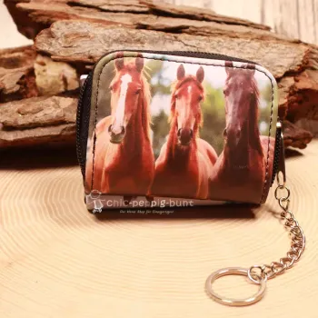 Bunter Mini-Geldbeutel mit Fotodruck galoppierender Pferde, silberner Gliederkette und Schlüsselring aus Kunstleder.