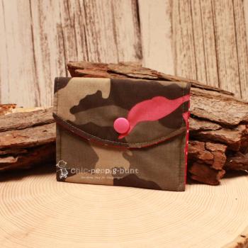 Kleiner handgenähter Geldbeutel von chic-peppig-bunt aus Camouflage-Stoff mit Pink und pink gepunktetem Innenfutter auf hellem Hintergrund.