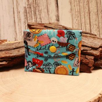 Entdecke den kleinen handmade Geldbeutel von chic-peppig-bunt! Piraten-Design, Platz für EC-Karten & Münzen (10,5x9 cm). Jetzt direkt online kaufen!