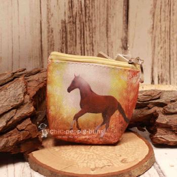 Detailaufnahme des robusten Reißverschlusses an dem kompakten Pferde-Portemonnaie aus Kunstleder.