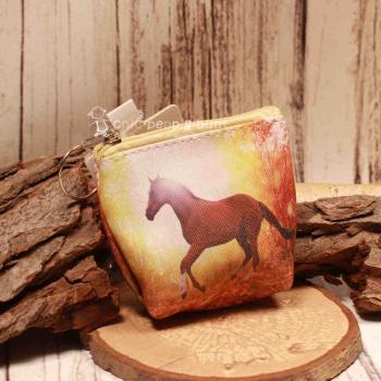 Pferde-Geldbörse mit Blick in das geräumige Hauptfach für Münzen und Scheine.