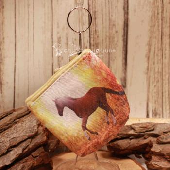 Kleiner brauner Geldbeutel aus Kunstleder mit fotorealistischem Pferde-Motiv und Reißverschluss.