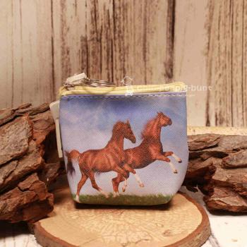 Detailaufnahme des robusten Reißverschlusses an dem kompakten Pferde-Portemonnaie.