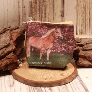 Kleiner brauner Geldbeutel aus Kunstleder mit fotorealistischem Pferde-Motiv und Reißverschluss.