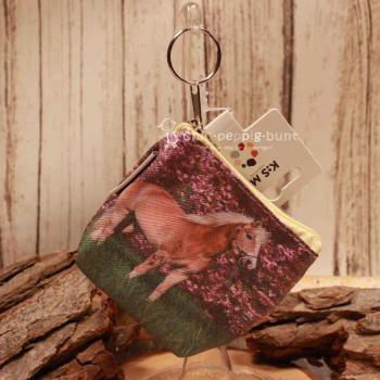 Detailaufnahme des robusten Reißverschlusses an dem kompakten Pferde-Portemonnaie aus Kunstleder.