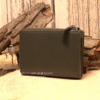 Elegante Geldbörse Unisex aus dunkelgrünem Leder im geschlossenen Zustand.