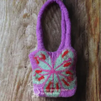 Täschchen lila mini aus Filz Blume bestickt - geschenktasche lila blume