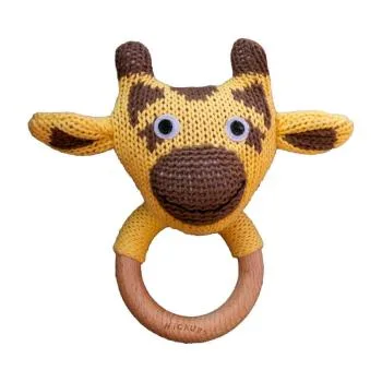Gelbe Strick-Giraffe als Greifling von HickUps mit Holzring, handgemachtes Babyspielzeug aus Baumwolle für Neugeborene.