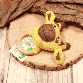 Greifling Giraffe Gelb – Handgestrickter Beißring aus Naturholz - HickUps - greifling stoff holz beisring giraffe gelb babyspielzeug gestrickt (1)