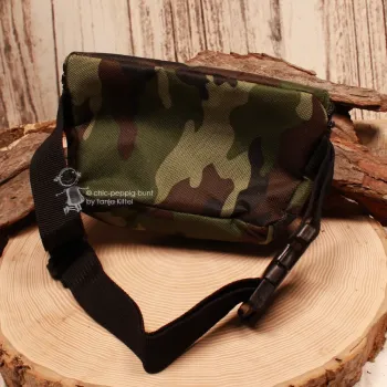 Rückansicht der Kinder-Bauchtasche mit Fokus auf den verstellbaren Gurt und die geschlossene Gurtschnalle.