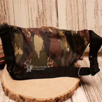 Rückansicht der auffälligen Hüfttasche im Camouflage-Muster mit Blick auf das hintere Reißverschlussfach und den schwarzen Klickverschluss.