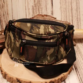 Schräge Ansicht der abwaschbaren Camouflage Bauchtasche mit allen sichtbaren Reißverschlussfächern.