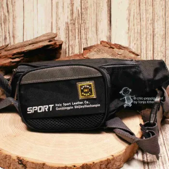 Vorderansicht der schwarzen Nylon-Gürteltasche mit dem weißen Aufdruck Sport mit Reissverschluss.