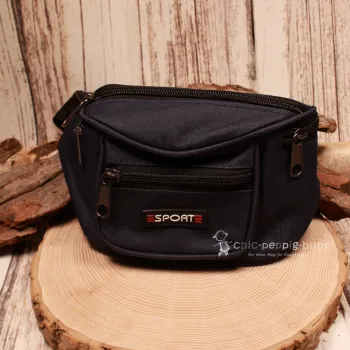 Vorderansicht der dunkelblauen Kinder-Gürteltasche mit Sport-Aufdruck und 4 Reißverschlussfächern.