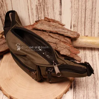 Draufsicht auf die geöffnete olivgrüne Kinder-Bauchtasche zur Verdeutlichung der geräumigen Fächer-Einteilung.