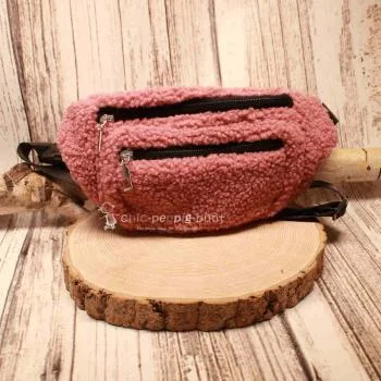 Flauschige altrosa Gürteltasche aus weichem Plüsch-Stoff mit Reißverschlussfächern.