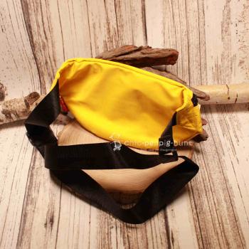 Rückseite der gelben Bauchtasche zur Ansicht der verstellbaren Gurtschnalle und des Steckverschlusses.