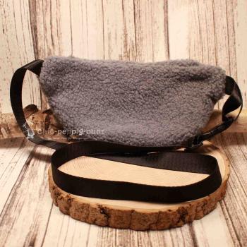 Rückseite der plüschigen Bauchtasche zur Ansicht des verstellbaren Gurtes und Klickverschlusses.