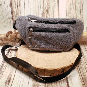 Flauschige graue Gürteltasche aus weichem Plüsch-Stoff mit Reißverschlussfächern.