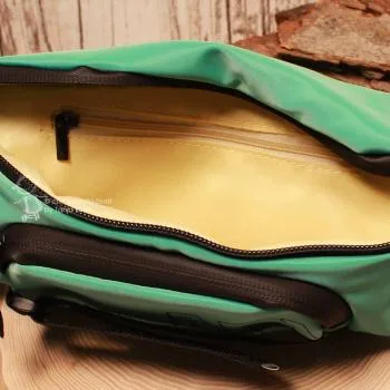 Gesamte Ansicht des stufenlos verstellbaren Tragegurts der Hip Bag für optimalen Tragekomfort.