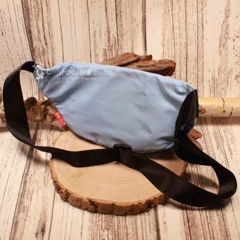 Rückseite der blauen Bauchtasche zur Ansicht der verstellbaren Gurtschnalle und des Steckverschlusses.