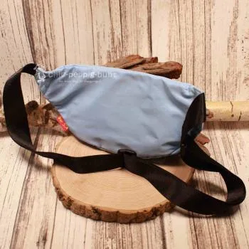 Rückseite der blauen Bauchtasche zur Ansicht der verstellbaren Gurtschnalle und des Steckverschlusses.