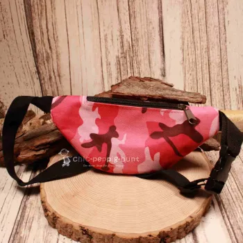 Rückansicht der auffälligen Hüfttasche im Pink-Camouflage-Muster mit Blick auf das hintere Reißverschlussfach und den schwarzen Klickverschluss.