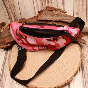 Geöffnete Ansicht des Reißverschlussfachs der pinken Kinder-Bauchtasche zur Verdeutlichung der geräumigen Fächer-Einteilung.