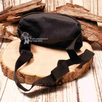 Rückansicht der schwarzen Kinder-Bauchtasche mit Fokus auf den verstellbaren Gurt und die geschlossene Gurtschnalle.