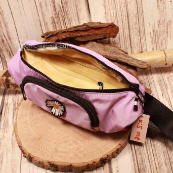 Trageweise der lila Hip Bag aus Nylon-Stoff als praktische Schultertasche mit Maßen 30x14 cm.