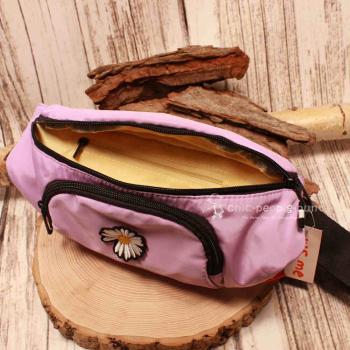 Nahaufnahme des gestickten Chrysanthemum-Schriftzugs und der Blumen-Applikation auf der Fanny Pack.