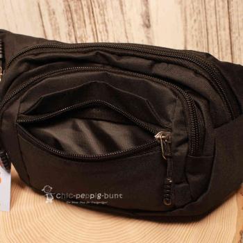 Geöffnete Reißverschlussfächer der Gürteltasche zur Veranschaulichung der 4 Einteilungen (3 vorne, 1 hinten).