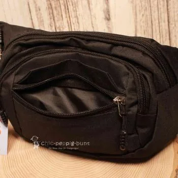 Geöffnete Reißverschlussfächer der Gürteltasche zur Veranschaulichung der 4 Einteilungen (3 vorne, 1 hinten).