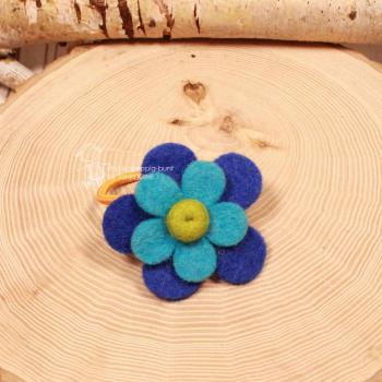 Handgefertigtes blaues Filz-Haargummi für Kinder mit großer Blume und leuchtend orangefarbenem Gummiband.