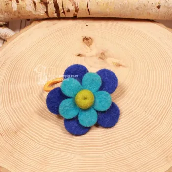 Handgefertigtes blaues Filz-Haargummi für Kinder mit großer Blume und leuchtend orangefarbenem Gummiband.