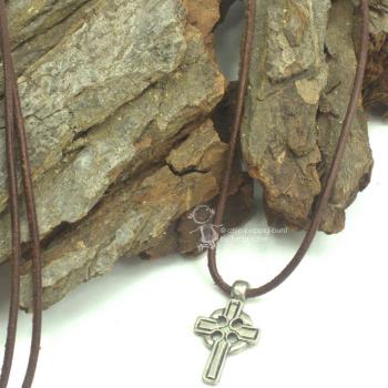 keltisches Kreuz auf Lederkette