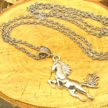 Metallkette mit steigendem Pferd