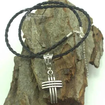 Kette mit Anhänger edlem Kreuz