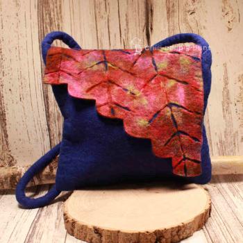 Handgefertigte graue Umhängetasche aus Filz mit dekorativem Blatt-Überschlag, Reißverschluss und langem runden Schulterband auf hellem Untergrund.