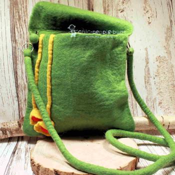 Umhängetasche filz grün mit gelber Calla Blüten