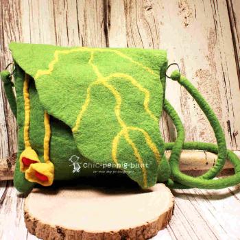 Handgefertigte graue Umhängetasche aus Filz mit Blatt-Überschlag, zwei gelben Calla-Blüten, Reißverschluss und extra langem runden Schulterband.